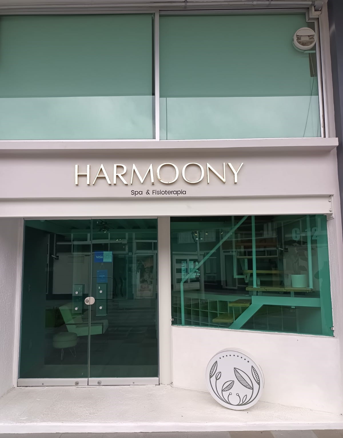 entrada de local comercial con nombre harmoony