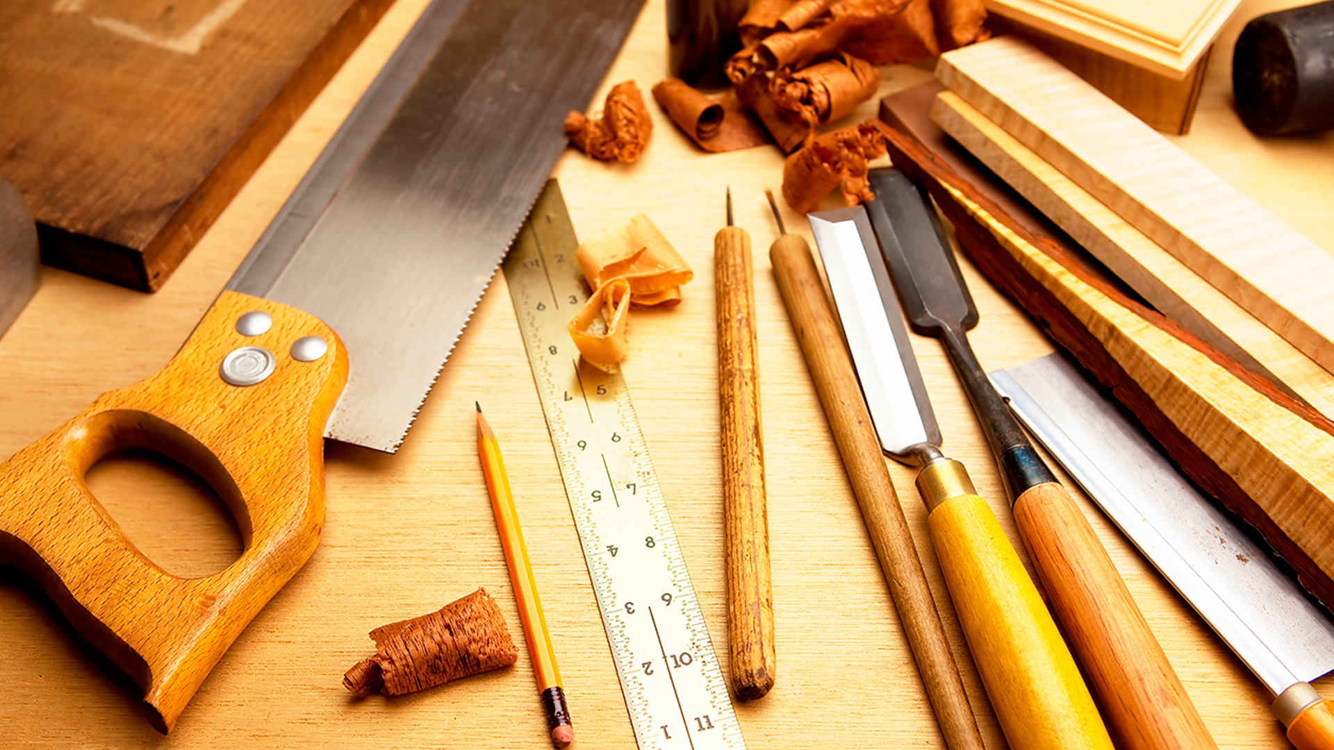 herramientas de carpintería en una mesa