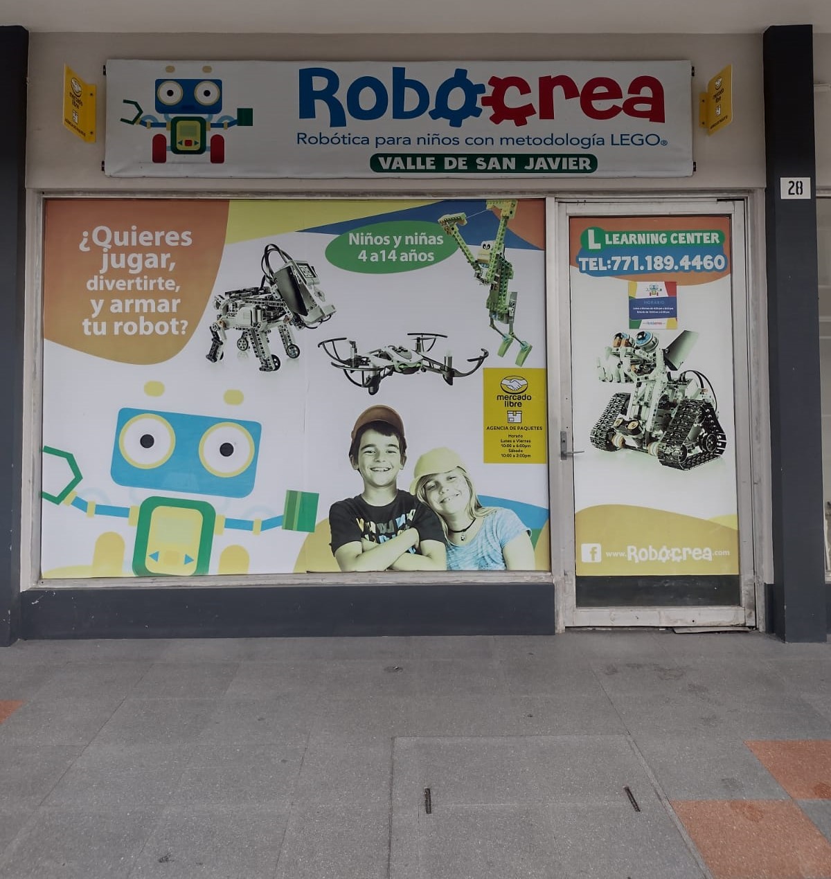 entrada a local comercial con nombre robocrea