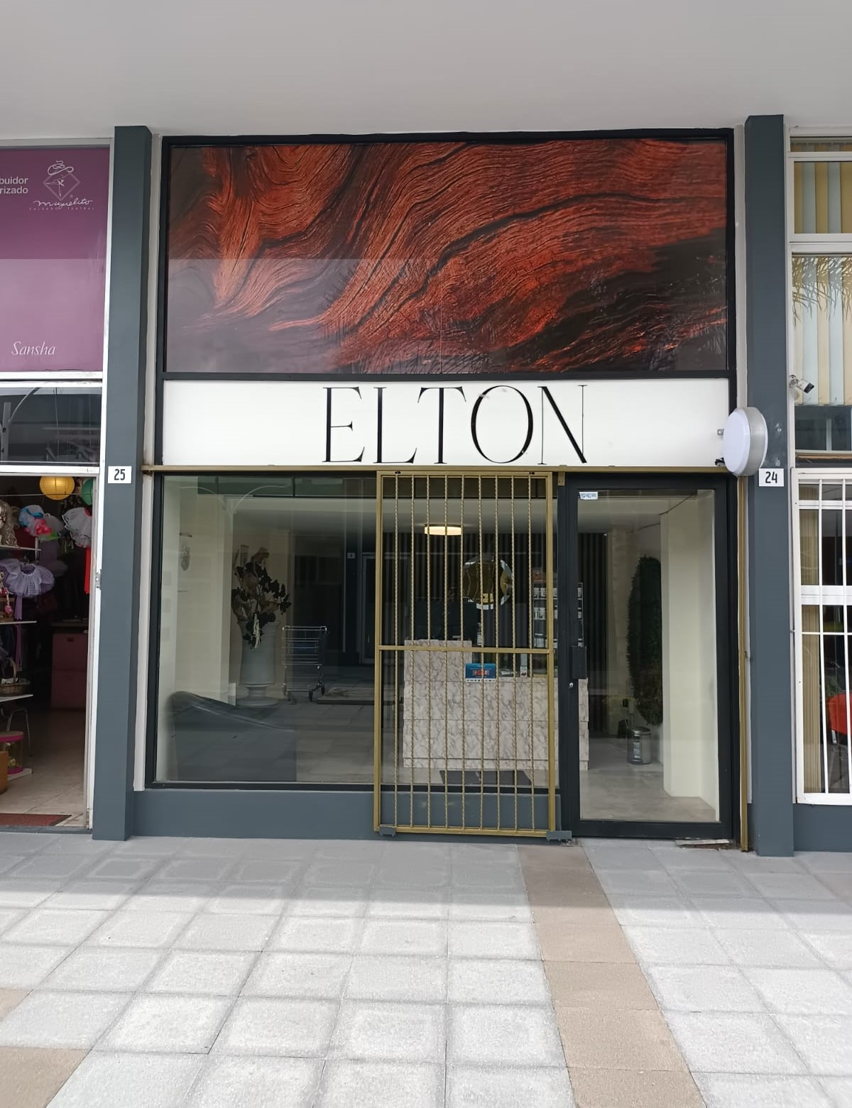 entrada a local comercial con nombre elton