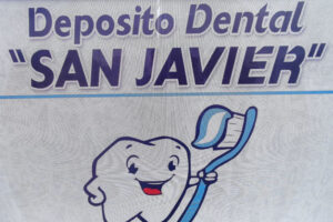 Una muela con cepillo dental